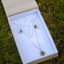 Load image into Gallery viewer, Large Burlap Earring and Necklace Box
